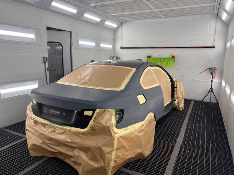 bmw serie 3 en cabine de peinture à mérignac