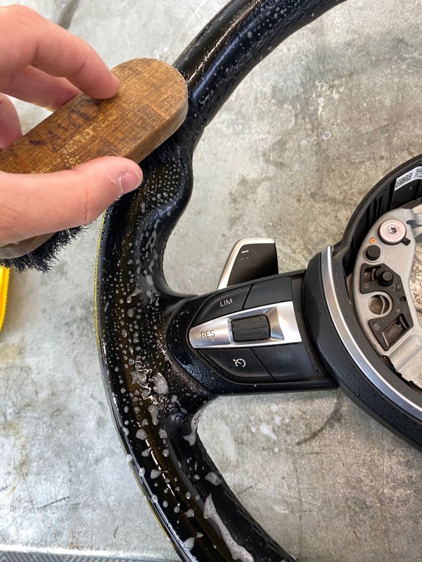 Faire repigmenter le cuir d’un volant à Merignac près de Bordeaux