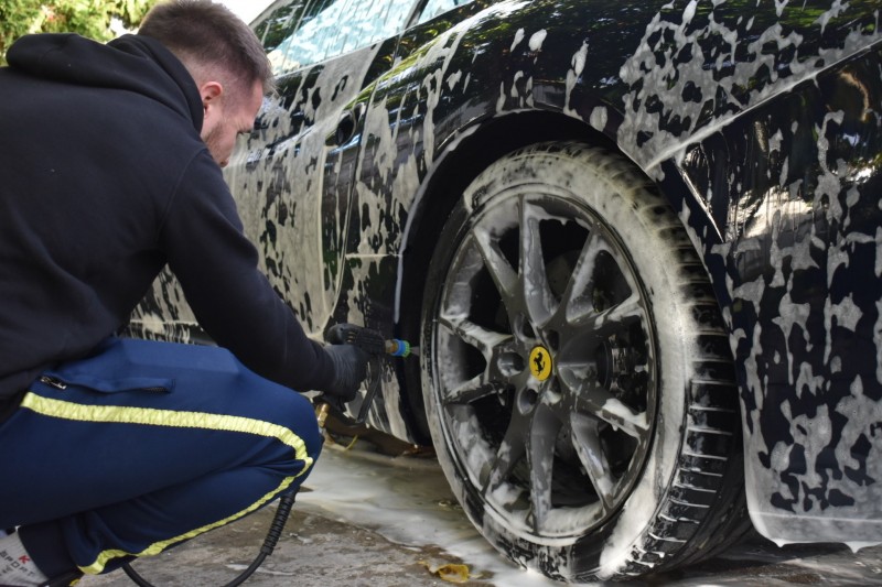 Lavage extérieur voiture de luxe à bordeaux