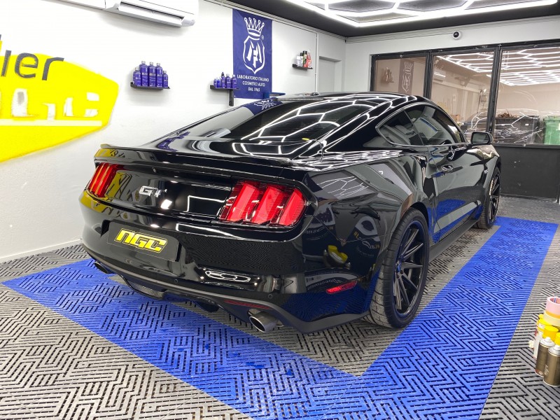 Carrosserie et peinture sur une voiture de sport à Merignac près de Bordeaux