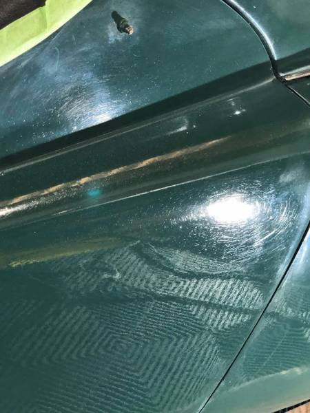 Rénovation de la peinture d'une voiture de collection à Bordeaux