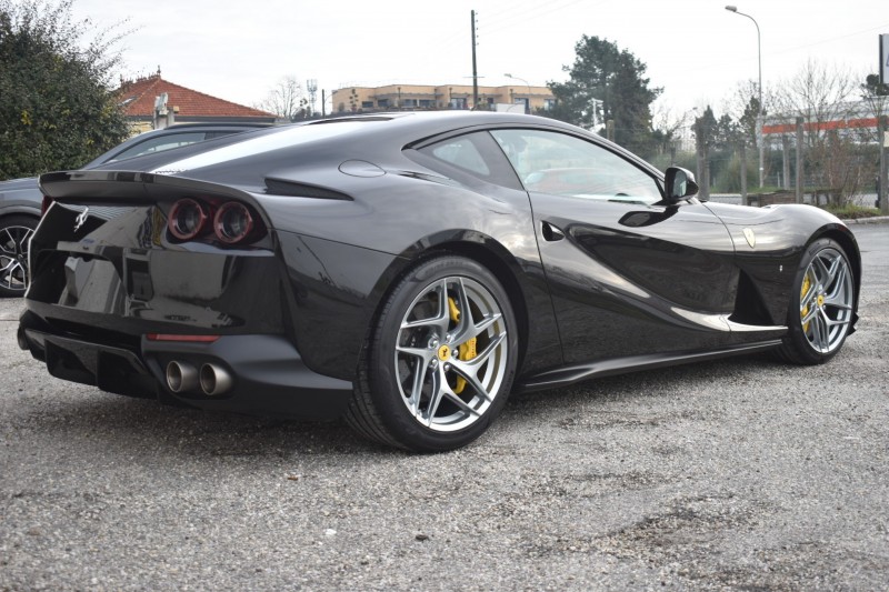 réaliser un polissage sur une voiture de luxe à mérignac