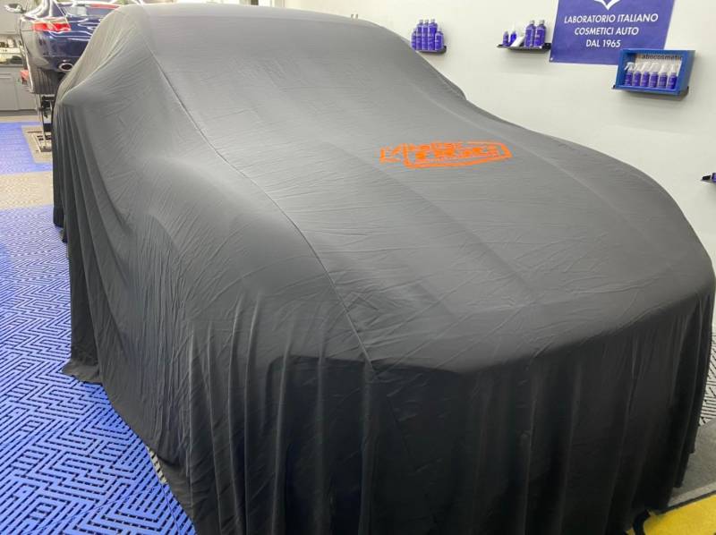 Porsche cayenne turbo S sous bache de protection