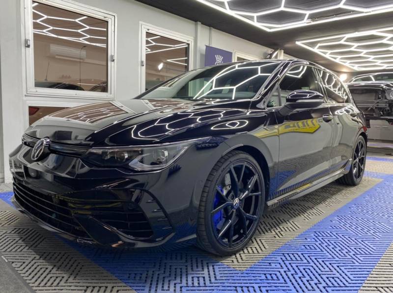 Volkswagen Golf 8R dans local détailing