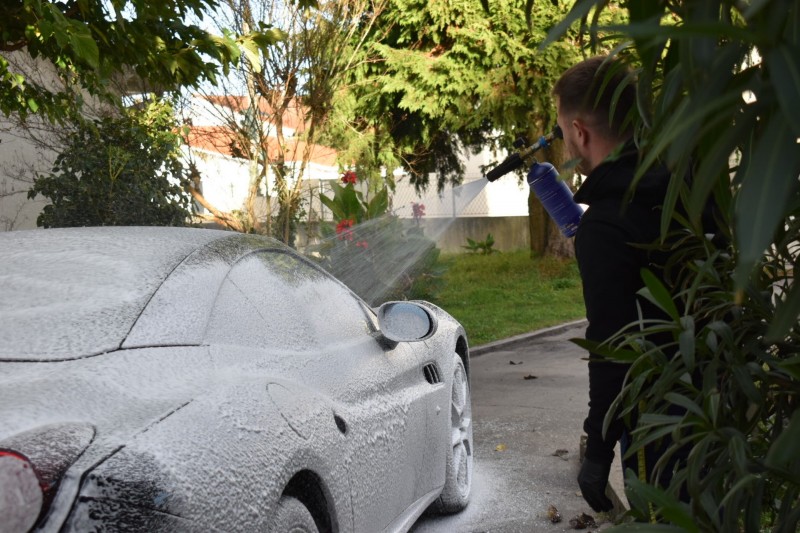 Lavage extérieur voiture de luxe à bordeaux