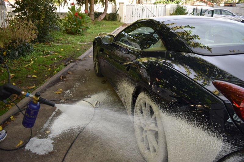 Lavage extérieur voiture de luxe à bordeaux
