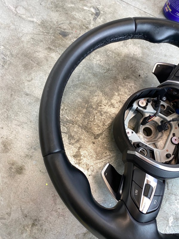 Faire repigmenter le cuir d’un volant à Merignac près de Bordeaux