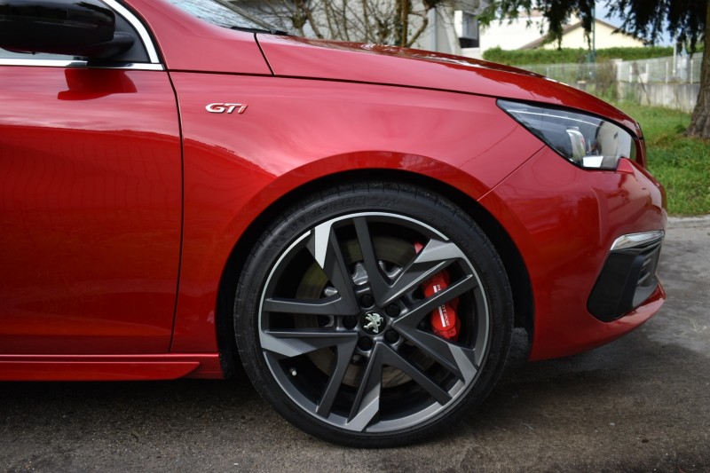 lustrage de carrosserie par un professionnel à gradignan